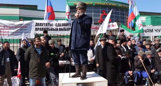 Ахмед Барахоев на митинге в Магасе 26 марта 2019 года. Стоп-кадр из видео https://www.youtube.com/watch?v=Kg-S9BjfK1s.