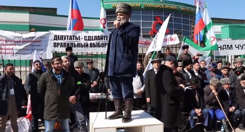 Ахмед Барахоев на митинге в Магасе 26 марта 2019 года. Стоп-кадр из видео https://www.youtube.com/watch?v=Kg-S9BjfK1s.