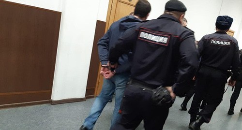 Обвиняемый в коридоре суда. Фото "Кавказского узла"