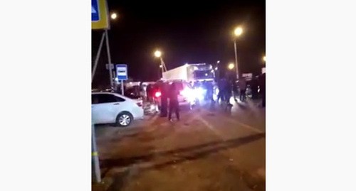 Жители сел Каякентского района перекрыли дорогу во время акции протеста. Стоп-кадр видео канала YouTube "gazetachernovik"  https://www.youtube.com/watch?v=AiQoHo1rg8s&feature=emb_logo
