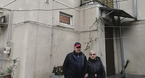 Cемья Швыдких на фоне своего дома. Фото Светланы Кравченко для "Кавказского узла"