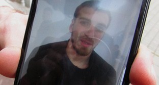 Фотография Джохара Алиева в мобильном телефоне. Фото Вячеслава Ященко для "Кавказского узла"