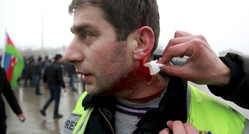 Оказание медицинской помощи раненому журналисту во время демонстрации. Баку, март 2012 г. Фото: REUTERS/Abbas Atilay