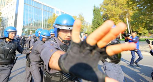 Полицейский мешает работе журналистов, октябрь 2019 год. Фото Азиза Керимова для "Кавказского узла".