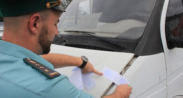 Пристав накладывает арест на автотранспортное средство, принадлежащее должнику, 30 августа 2019 года. Фото: пресс-служба Управления ФССП по Чечне. http://r20.fssprus.ru/files/20/img_5550_20198161223.JPG