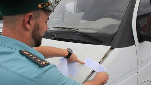 Пристав накладывает арест на автотранспортное средство, принадлежащее должнику, 30 августа 2019 года. Фото: пресс-служба Управления ФССП по Чечне. http://r20.fssprus.ru/files/20/img_5550_20198161223.JPG