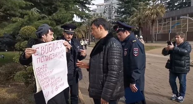 Галина Лазорская на пикете на площади флага у мэрии Сочи. Фото Светланы Кравченко для "Кавказского узла".