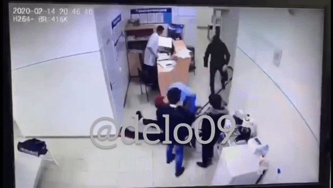 Стоп-кадр видео драки в Малокарачаевской районной больнице, https://t.me/delo_09/87