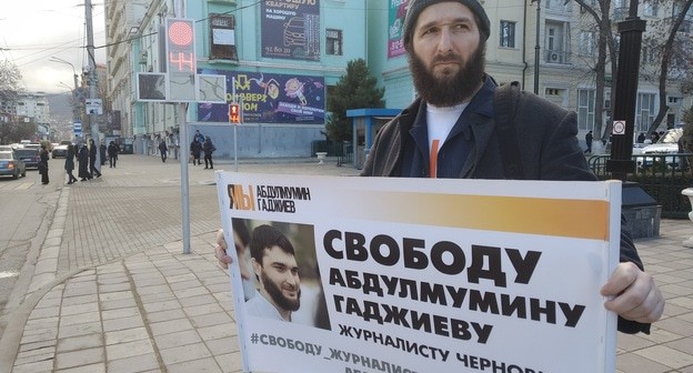 Журналист Идрис Юсупов проводит пикет в Махачкале. 17 февраля 2020 года. Фото Ильяса Капиева для "Кавказского узла"