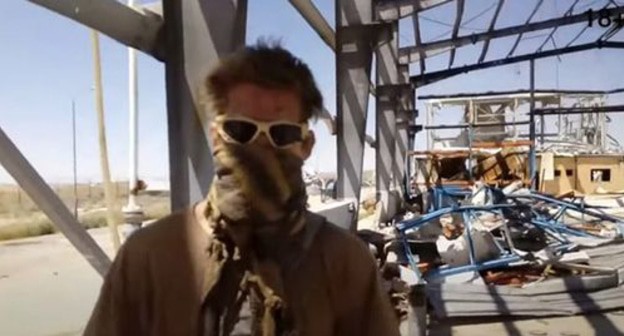 Участник казни в Сирии. Стопкадр видео официального канала Youtube "Новая газета" https://www.youtube.com/watch?v=40-EoejDySc&feature=emb_logo&has_verified=1&bpctr=1574325388