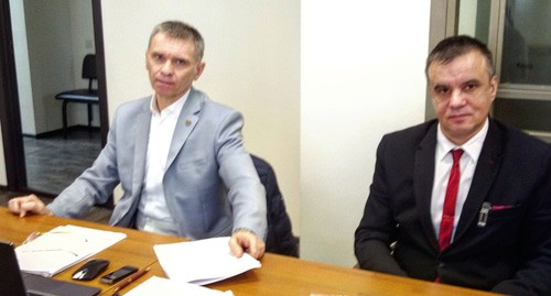 Алексей Манукин (справа) со своим адвокатом в зале суда. Фото Константина Волгина для "Кавказского узла"
