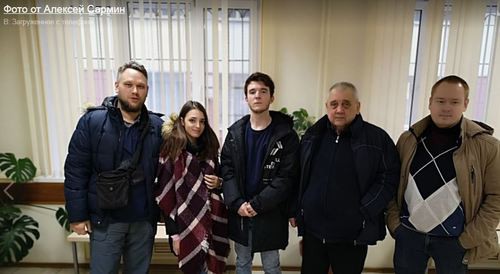 Артем Тербалян, Вера Иноземцева и другие активисты в здании суда. Скришот фотографии на странице Алексея Сармина в Facebook. https://www.facebook.com/photo.php?fbid=3219460428072275&set=a.945083125510028&type=3&theater