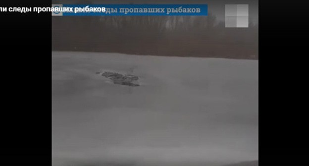 Покрытая льдом река и крупная полынья. Стоп-кадр видео предоставленное региональным главком полиции.