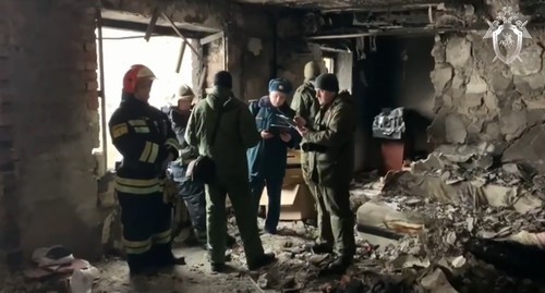Следователи в квартире поврежденного взрывом дома в Азове. Стоп-кадр из видео https://www.instagram.com/p/B83vFuEoTR2/