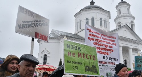 Плакаты участников митинга. Фото Константина Волгина для "Кавказского узла"