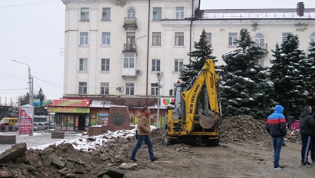 Работы по замене плитки. Фото Вячеслава Прудникова для "Кавказского узла".