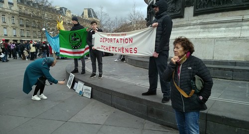 Акция в память о жертвах депортации вайнахов в Париже. Фото Анастасии Кириленко для "Кавказского узла"