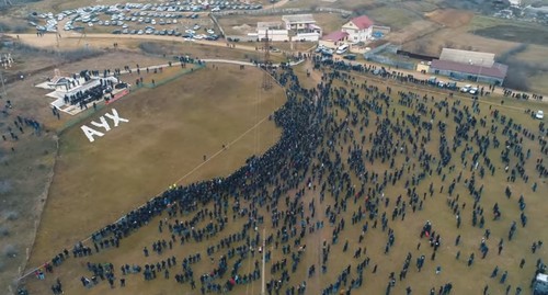 На месте митинга чеченцев-аккинцев в Дагестане 23 февраля 2020 года. Стопкадр из видео на Youtube-канале «Departament 6». https://www.youtube.com/watch?v=3EKdfRV6y8I