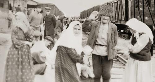 На вокзале. 1957 год Фрунзе. Жители села Юрт-Аух. Фото: Общественное достояние https://ru.wikipedia.org/