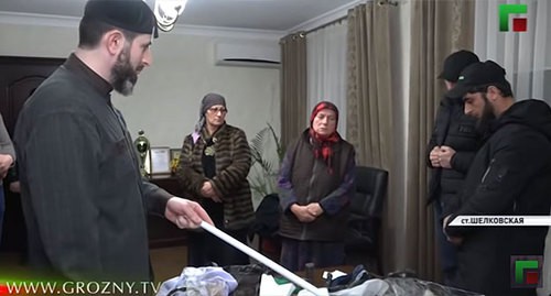 Адам Эльжуркаев беседует с задержанными женщинами и их сыновьями. Кадр видео ЧГТРК "Грозный" https://www.youtube.com/watch?v=ziKQdQCjkqA