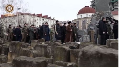 Участники официального траурного митинга в Грозном, 23 февраля 2020 года. Кадр видео в Instagram https://www.instagram.com/p/B86iC4Do2CN
Уда