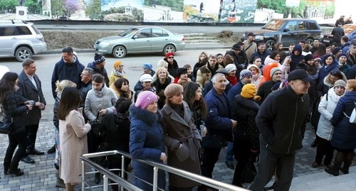 Близкие и соверующие дагестанских Свидетелей Иеговы* начинают собираться около кассационного суда в Пятигорске. 26 февраля 2020 года. Фото Суат Абдуллаевой, предоставлено "Кавказскому узлу" автором снимка. Близкие и соверующие дагестанских Свидетелей Иеговы* начинают собираться около кассационного суда в Пятигорске. 26 февраля 2020 года. Фото Суат Абдуллаевой, предоставлено "Кавказскому узлу" автором снимка.