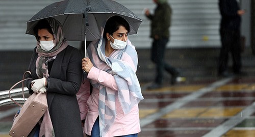 Женщины в медицинских масках. Фото: Nazanin Tabatabaee via REUTERS 