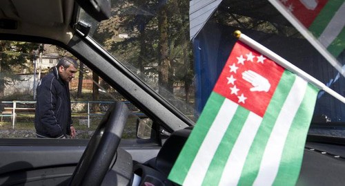 Флаг Абхазии в салоне автомобиля. Фото. REUTERS/Maxim Shemetov 