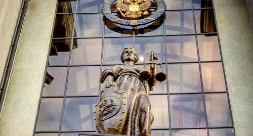 Статуя у здания Верховного  суда России. Фото Константина Волгина для "Кавказского узла" 