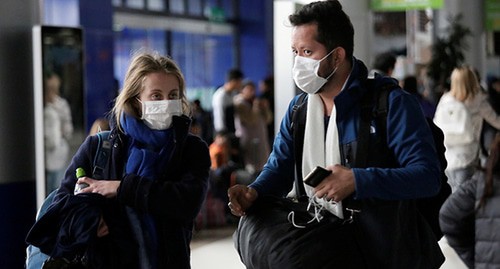 Люди в медицинских масках. Фото: REUTERS/David Mercado