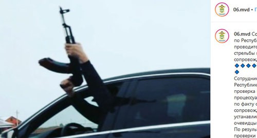 Вооруженный автоматом водитель. Скриншот публикации на странице МВД по Ингушетии в Instagram https://www.instagram.com/p/B9MFsKhqKIW/