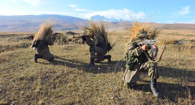 Разведчики в горах Северной Осетии. Фото пресс-службы МО России https://function.mil.ru/news_page/country/more.htm?id=12148121@egNews