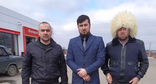 Освобожденный Магомед Оздоев (слева). В центре - адвокат Хусейн Гулиев. Фото предоставлено Хусейном Гулиевым