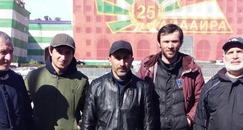 Участники голодовки возле здания парламента Абхазии. На снимке: Джансух Адлейба (в центре), второй справа -  Иван Ачба. Фото Джансух Адлейба