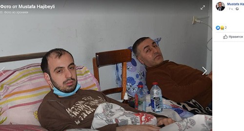 Эльман Гулиев (слева) и Эльшад Исрафил во время голодовки. Скриншот со страницы Facebook https://www.facebook.com/photo.php?fbid=3112192472144358&set=pcb.3112190252144580&type=3&theater