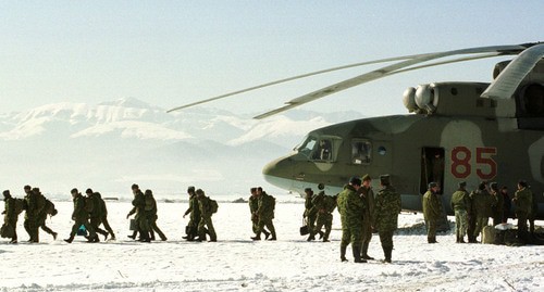 Российские солдаты высаживаются из вертолета в Урус-Мартане, а затем направляются к позициям в Аргунском ущелье на юге Чечни 28 февраля 2000 года. Фото: Pavel Pavlov/REUTERS