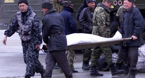 Солдаты в Моздоке выгружают тело товарища, погибшего в бою 25 марта в Аргунском районе, на юге Чечни. Россия говорит, что контролирует северную половину Чечни, но боевые действия продолжаются в опорных пунктах в южных горах. Фото: Viktor Korotayev/Reuters