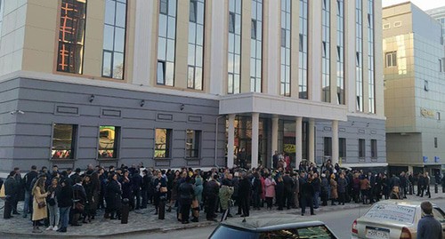 У здания Пятого кассационного суда в Пятигорске, где рассматривалась жалоба четверых дагестанских Свидетелей Иеговы. 4 марта 2020 годаю Фото предоставлено "Кавказскому узлу" женой одного из обвиняемых Суат Абдуллаевой.