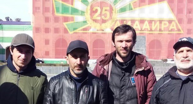 Участники голодовки возле здания парламента Абхазии. На снимке: Джансух Адлейба (второй слева), Иван Ачба (второй справа). Фото: Джансух Адлейба