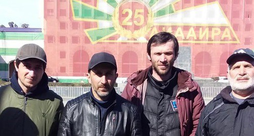 Участники голодовки возле здания парламента Абхазии. На снимке: Джансух Адлейба (второй слева), Иван Ачба (второй справа). Фото: Джансух Адлейба