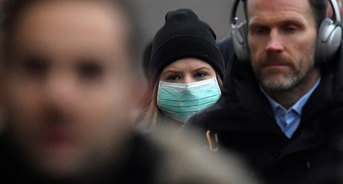 Человек в медицинской маске. Фото: REUTERS/Toby Melville