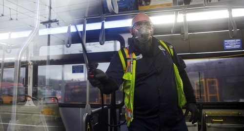 Работник службы метрополитена распыляет раствор Вирекса для дезинфекции автобусов от коронавируса. Фото: REUTERS / Jason Redmond