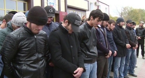 Водители стоят, опустив голову, пока их отчитывает Кадыров. Скриншот из видеозаписи на странице Рамзана Кадырова в соцсети, Vk.com/ramzan