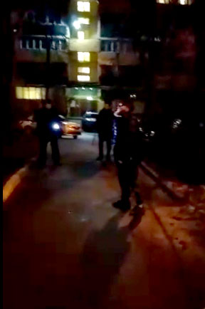 Сотрудники полиции убеждают подозреваемого успокоиться. Кадр видео, опубликованного на сайте журнала "Дош" https://doshdu.com