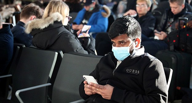 Человек в медицинской маске в аэропорту. Фото: REUTERS/Hannah McKay