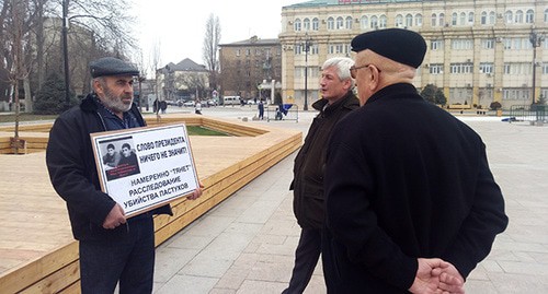 Муртазали Гасангусейнов (слева) на одиночном пикете с требованием скорейшего расследования убийства его сыновей. 5 марта 2020 года. Фото Расула Магомедова для "Кавказского узла"