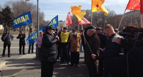 Активисты оппозиционных партий на митинге в Астрахани. Фото Алены Садовской для "Кавказского узла".