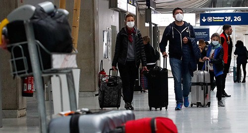 Пассажиры в медицинских масках в аэропорту. Фото: REUTERS/Gonzalo Fuentes