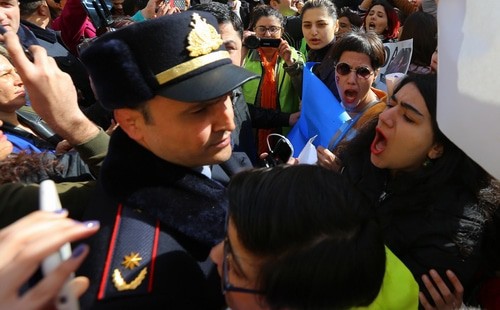 Полицейские вмешались в организованную феминистками несогласованную акцию. Баку, 8 марта 2020 года. Фото Азиза Каримова для "Кавказского узла".