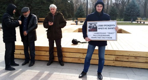 Житель Избербаша поддержал требования Муртазали Гасангусейнова. Фото Расула Магомедова для «Кавказского узла». Надпись на плакате, и в частности названия конкретных ведомств, частично скрыта из-за ограничений СМИ нормативными актами.